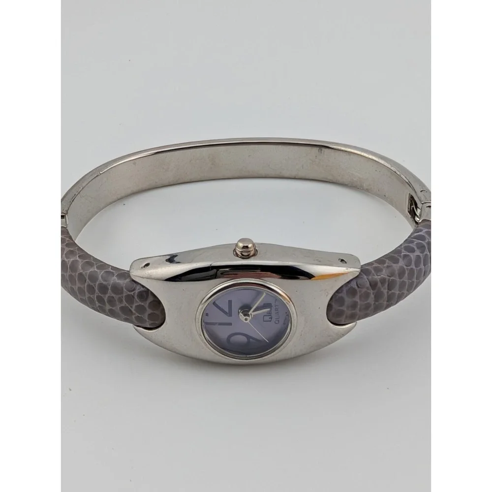 Q&Q Watch Women 20mm Silver Case Purple‎ Leather Bangle Band- New Battery
